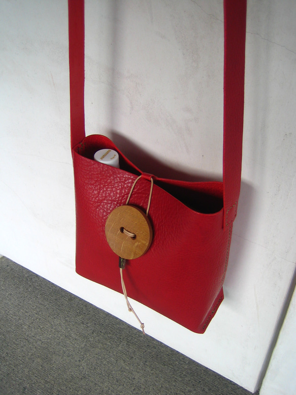 おっきな木のボタンのショルダーバッグ（赤色） 3枚目の画像