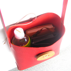 おっきな木のボタンのショルダーバッグ（赤色） 4枚目の画像