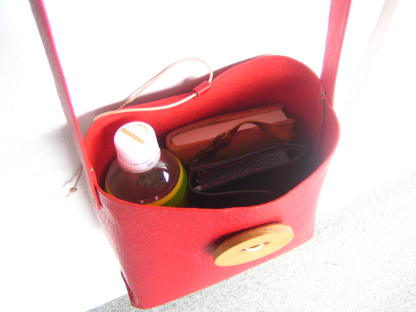 おっきな木のボタンのショルダーバッグ（赤色） 4枚目の画像