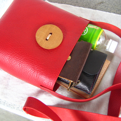 おっきな木のボタンのショルダーバッグ（赤色） 5枚目の画像