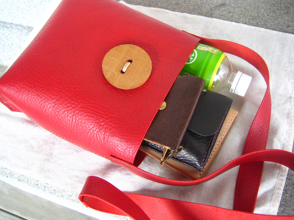 おっきな木のボタンのショルダーバッグ（赤色） 5枚目の画像
