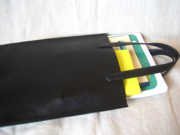 イタリア製オイルドレザーの書類バッグ（黒色） 2枚目の画像