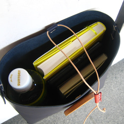 【人気】【受注生産】おっきな木のボタンのショルダーバッグ（ネイビー） 3枚目の画像