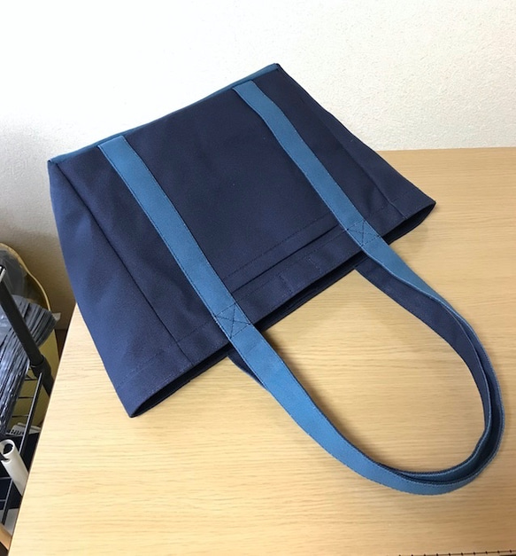 “燈箱手提包”中號“海軍藍（紺）×礦物藍”帆布手提包倉敷帆布8號[訂單製作] 第8張的照片