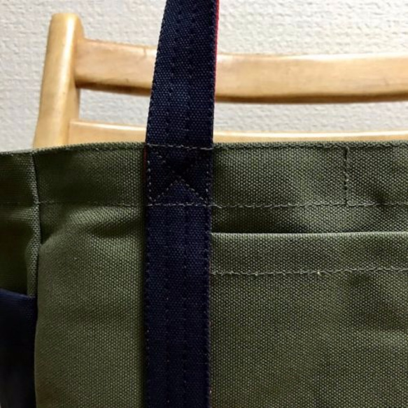 “口袋手提包”通勤手提包“橄欖 x 海軍 x 紅色”帆布手提包倉敷帆布 [按訂單生產] 第4張的照片