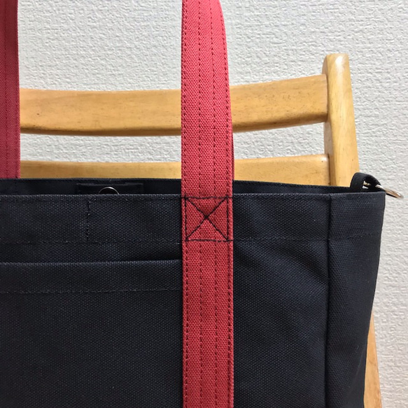 新款“Light Box Tote”通勤手提包“Black（Black）x Canyon Red”帆布手提包Kurashiki 第10張的照片