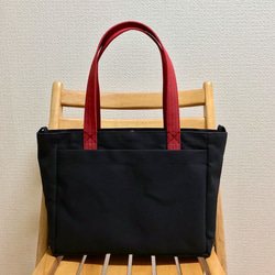 新款“Light Box Tote”通勤手提包“Black（Black）x Canyon Red”帆布手提包Kurashiki 第2張的照片