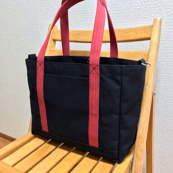 新款“Light Box Tote”通勤手提包“Black（Black）x Canyon Red”帆布手提包Kurashiki 第3張的照片