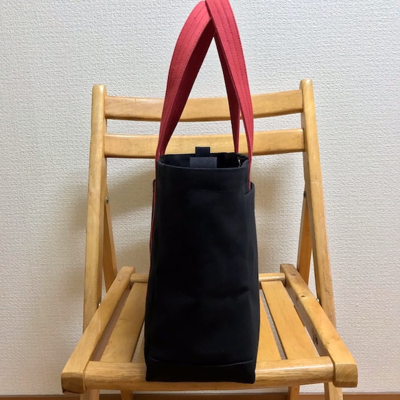 新款“Light Box Tote”通勤手提包“Black（Black）x Canyon Red”帆布手提包Kurashiki 第4張的照片