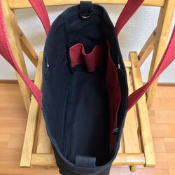 新款“Light Box Tote”通勤手提包“Black（Black）x Canyon Red”帆布手提包Kurashiki 第5張的照片