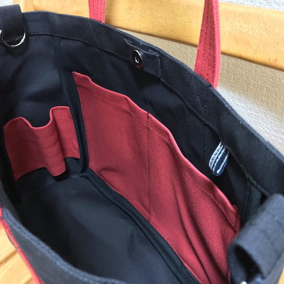 新款“Light Box Tote”通勤手提包“Black（Black）x Canyon Red”帆布手提包Kurashiki 第6張的照片