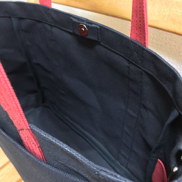 新款“Light Box Tote”通勤手提包“Black（Black）x Canyon Red”帆布手提包Kurashiki 第7張的照片