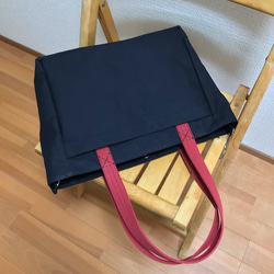 新款“Light Box Tote”通勤手提包“Black（Black）x Canyon Red”帆布手提包Kurashiki 第9張的照片