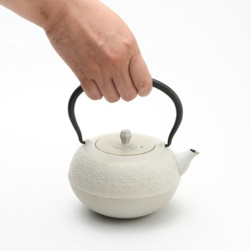 期間限定お値下げ！南部鉄器カラー急須青海波「hana」新品 急須 青海波 0.6L 白金 南部鉄器 ポット・急須 水沢鋳物工業協同