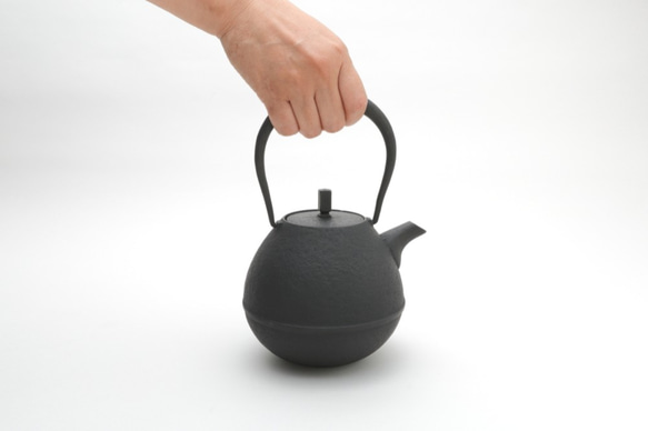 鉄瓶　Egg(大)　0.9L　空間鋳造　南部鉄器 