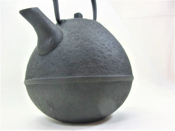 鉄瓶　Egg(大)　0.9L　空間鋳造　南部鉄器 