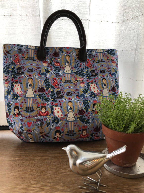 ラウンドトートバッグ アリス ブルー お出かけ たっぷりポケット付