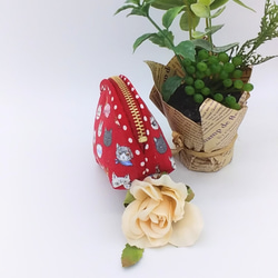 【再販】ミニポーチ☆蝶ネクタイ猫と小花柄（赤）小銭入れ　イヤフォンケース 4枚目の画像