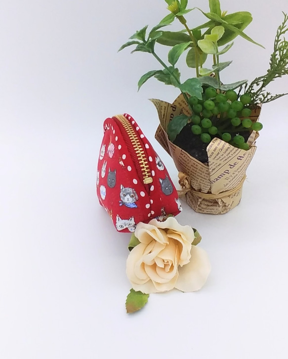 【再販】ミニポーチ☆蝶ネクタイ猫と小花柄（赤）小銭入れ　イヤフォンケース 4枚目の画像