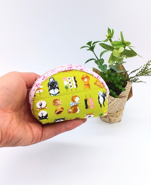 【再販】ミニポーチ☆柴犬と和菓子（黄緑）小銭入れ　イヤフォンケース 1枚目の画像