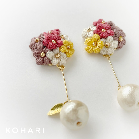 秋色小花＊刺繍糸の花手鞠とゆれるコットンパールのピアス イヤリング
