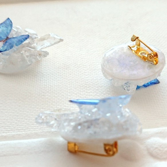 月光水晶と青い蝶々のブローチ（天然石使用） 4枚目の画像