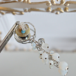 風遊簪　ビーズ盛りボタン　白系・ガラスビーズ・フープの揺れるモチーフ 2枚目の画像