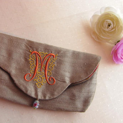 イニシャル(M)刺繍のポーチ(春、春色、入学、卒業、旅行) 1枚目の画像