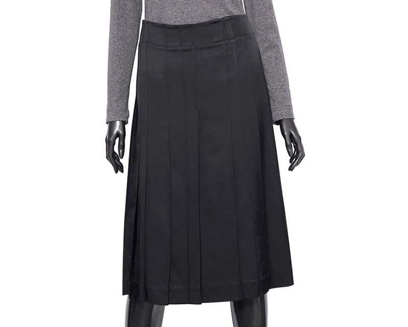 前、後の反転プリーツスカート
