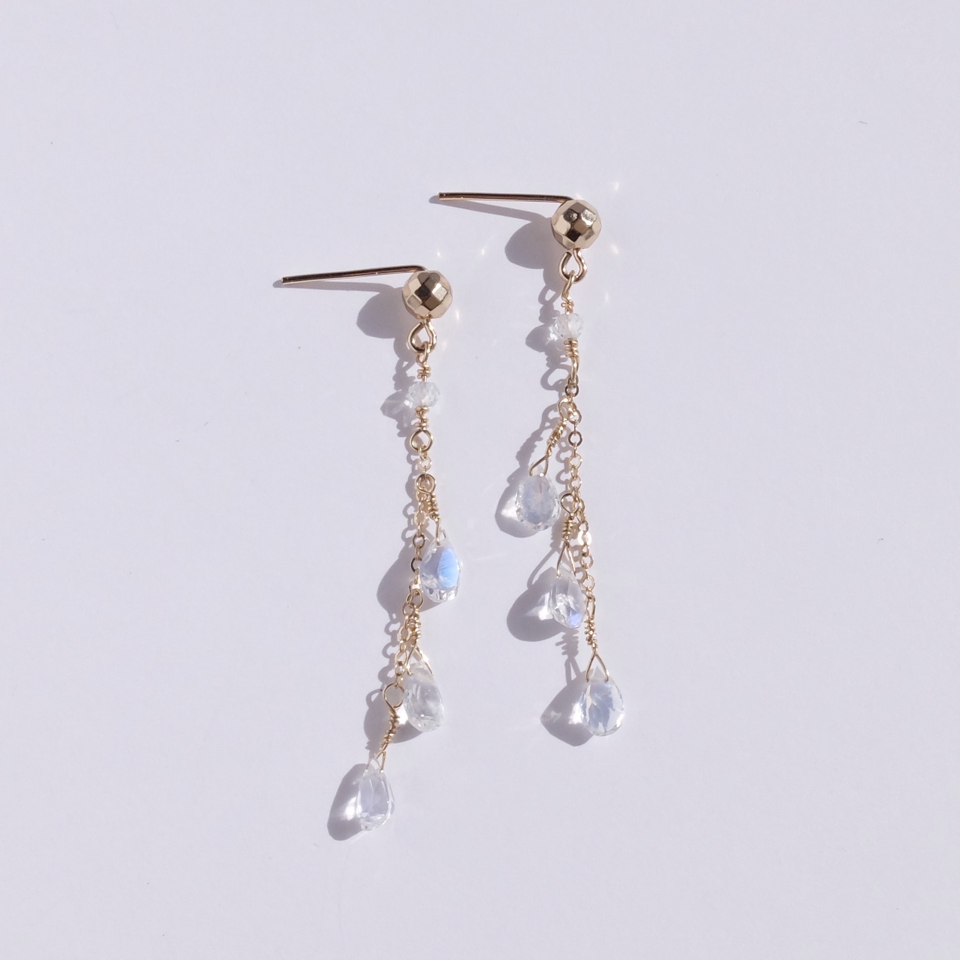 MOON 14kgf 宝石質レインボームーンストーンのチェーンピアス