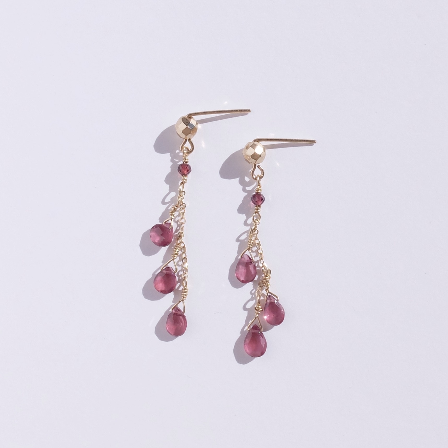 INTUITION 14kgf ガーネットのチェーンピアス