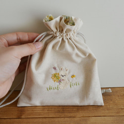 春うさぎにミモザの花束を【刺繍巾着】 1枚目の画像