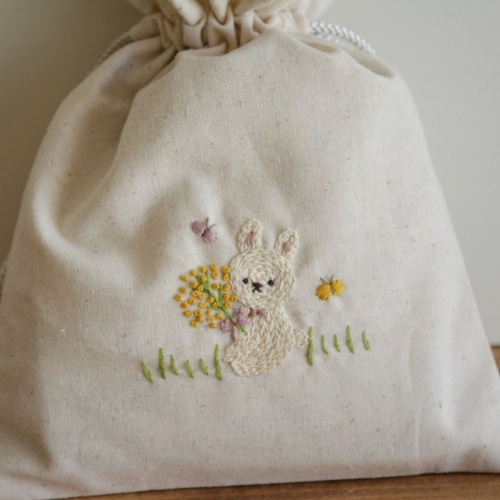 春うさぎにミモザの花束を【刺繍巾着】 巾着袋 はるひな 通販