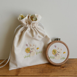 春うさぎにミモザの花束を【刺繍巾着】 5枚目の画像