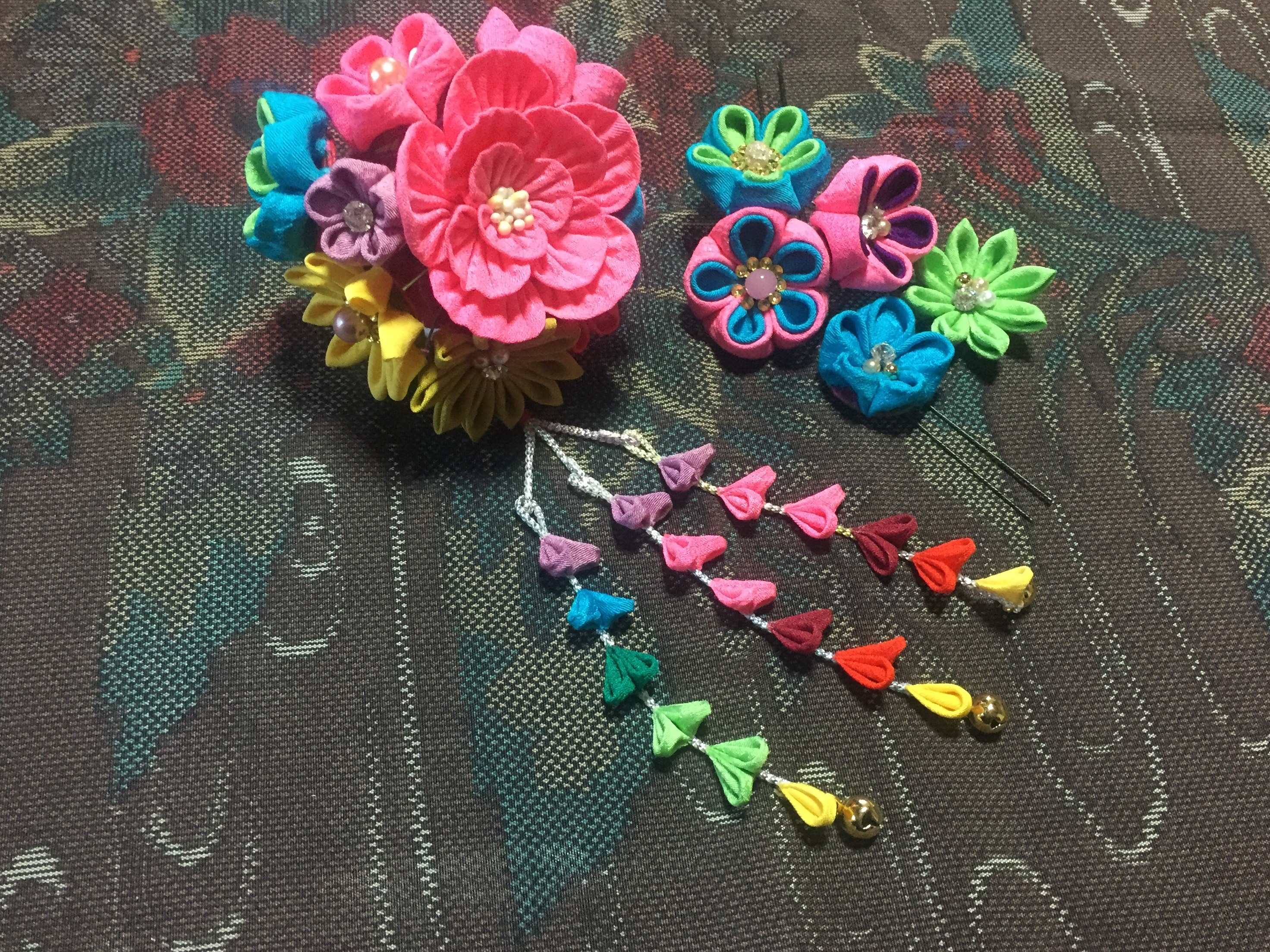 蛍光ピンクが鮮やかなオモチャのようなツマミ細工の髪飾りセット   七五三   成人式