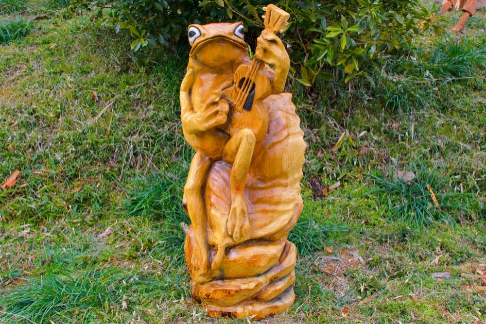 材質→杉　チェーンソーアートになります。 弾きガエル チェーンソーアート作品 彫刻 木彫り 杉 置物