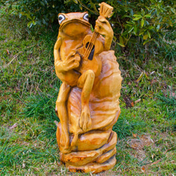 弾きガエル　チェーンソーアート作品　彫刻　木彫り　杉　置物　オブジェ 1枚目の画像