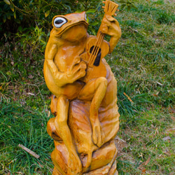 弾きガエル　チェーンソーアート作品　彫刻　木彫り　杉　置物　オブジェ 2枚目の画像