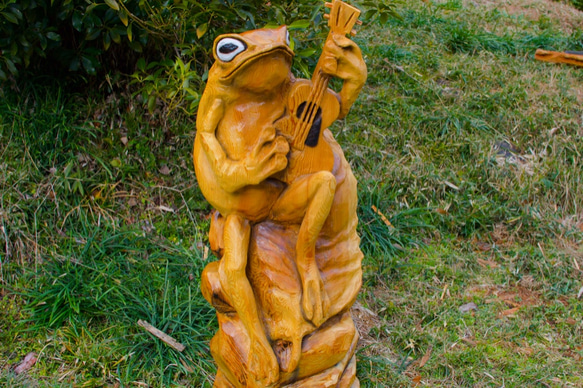 弾きガエル　チェーンソーアート作品　彫刻　木彫り　杉　置物　オブジェ 2枚目の画像