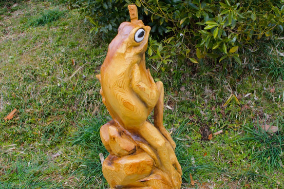 弾きガエル　チェーンソーアート作品　彫刻　木彫り　杉　置物　オブジェ 4枚目の画像