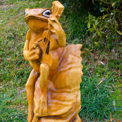 弾きガエル　チェーンソーアート作品　彫刻　木彫り　杉　置物　オブジェ 5枚目の画像