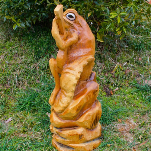 弾きガエル チェーンソーアート作品 彫刻 木彫り 杉 置物 オブジェ