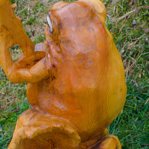 弾きガエル チェーンソーアート作品 彫刻 木彫り 杉 置物 オブジェ