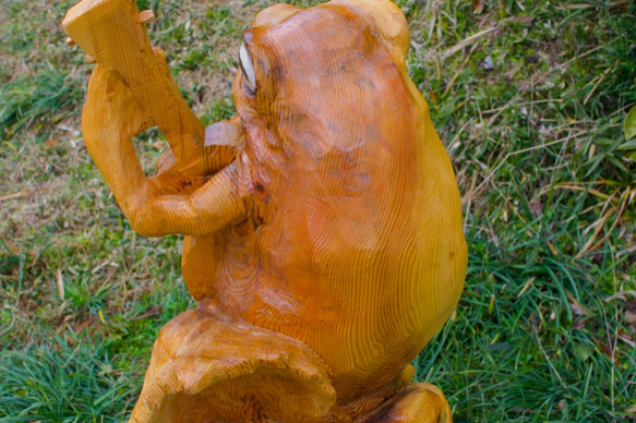 弾きガエル　チェーンソーアート作品　彫刻　木彫り　杉　置物　オブジェ 8枚目の画像