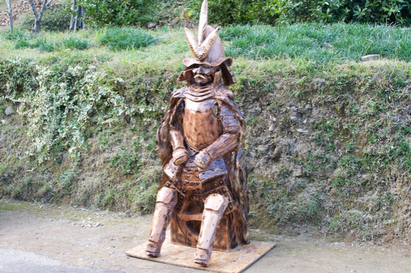 木の甲冑 チェーンソーアート作品 木彫り 彫刻 織田信長 彫刻