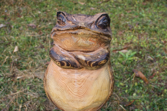 カエル チェーンソーアート作品 木彫り 彫刻 両生類 生き物 彫刻