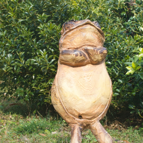 カエル チェーンソーアート作品 木彫り 彫刻 両生類 生き物 彫刻