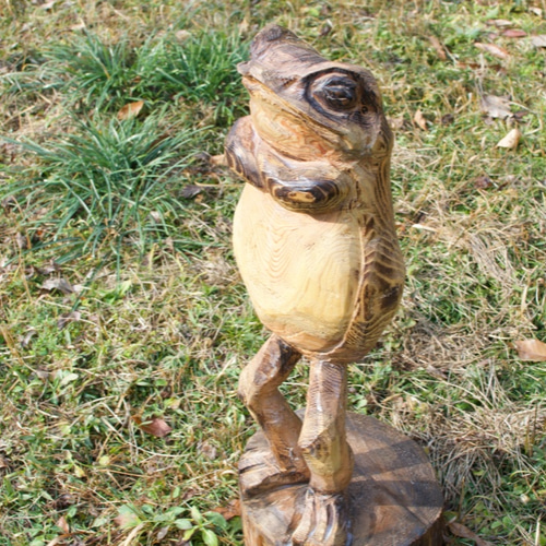 カエル チェーンソーアート作品 木彫り 彫刻 両生類 生き物 彫刻