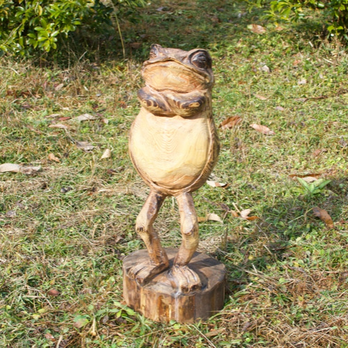 カエルの彫刻 最近、家の周りのカエルがいっせいに鳴き始めてすごく騒がしい