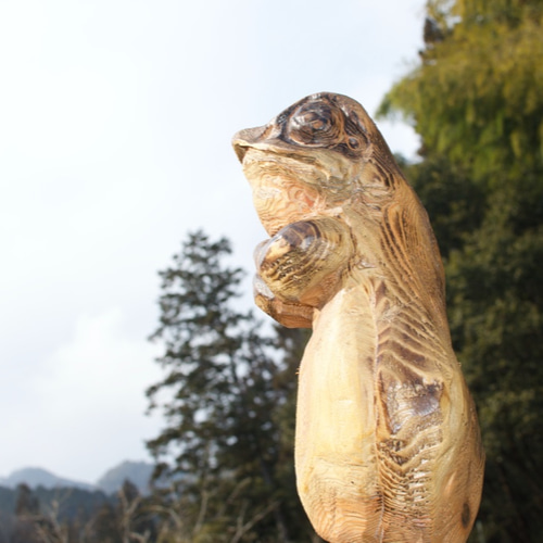 カエル チェーンソーアート作品 木彫り 彫刻 両生類 生き物 彫刻